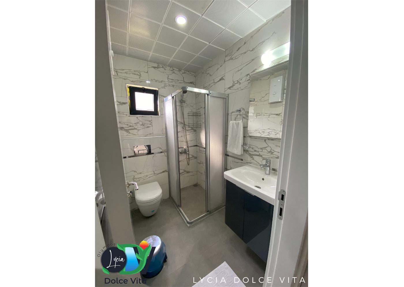 Mermer kaplama duşlu banyo