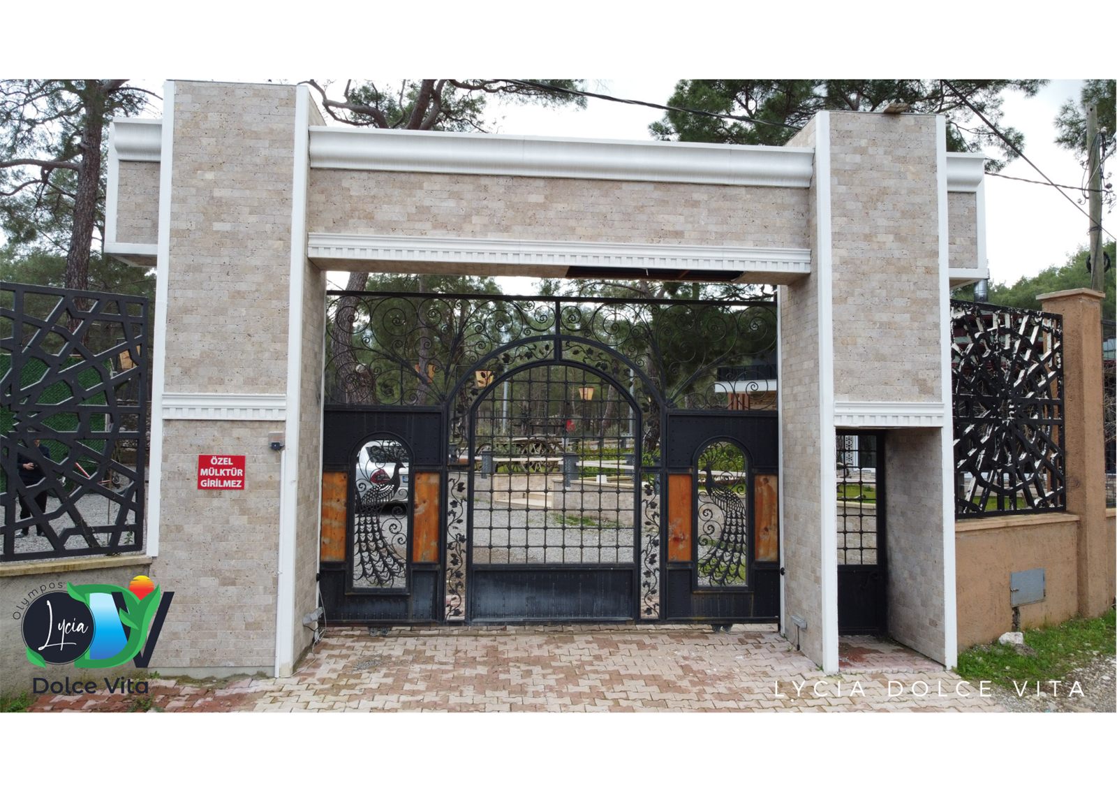 Villanın giriş kapısı