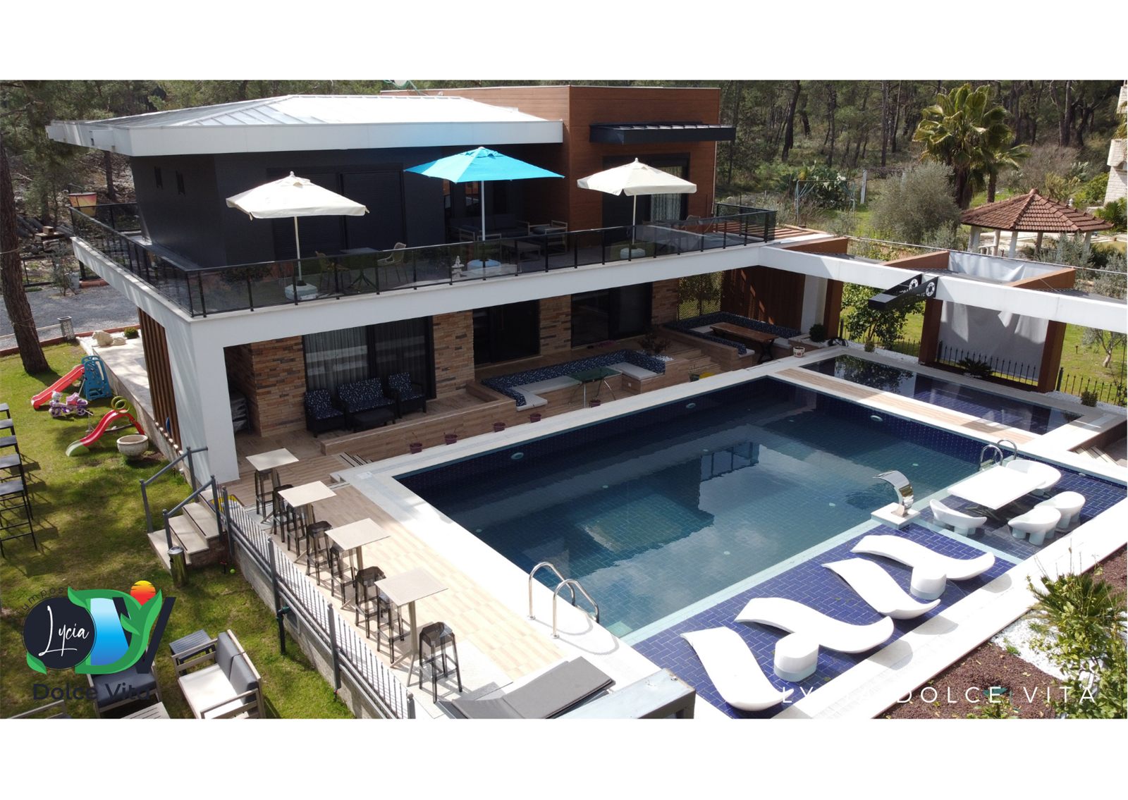 Villa ve bahçenin havadan görünümü