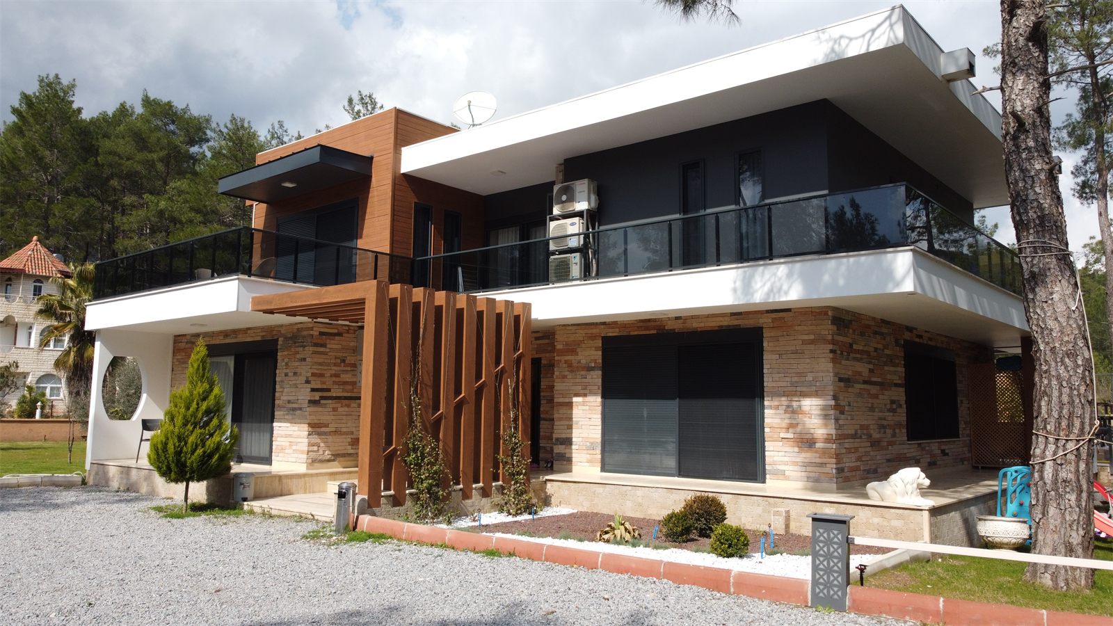 Lycia Dolce Vita villasının modern taş cepheli dış görünümü
